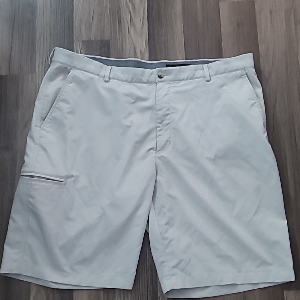 Greg Norman Golf Shorts Strech Waistband Size 40  Khaki Gray Preppy